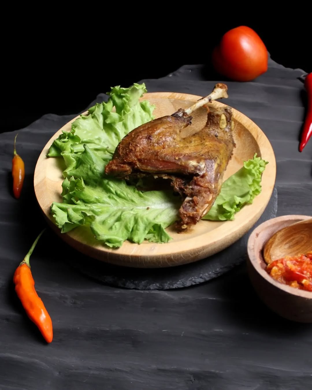 Koki menyiapkan bumbu rempah